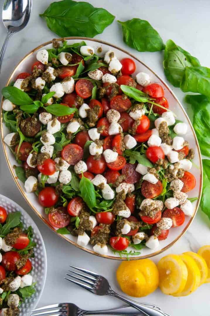 Easy Pesto Caprese Salad (Italian Mozzarella, Tomato, Basil Salad ...