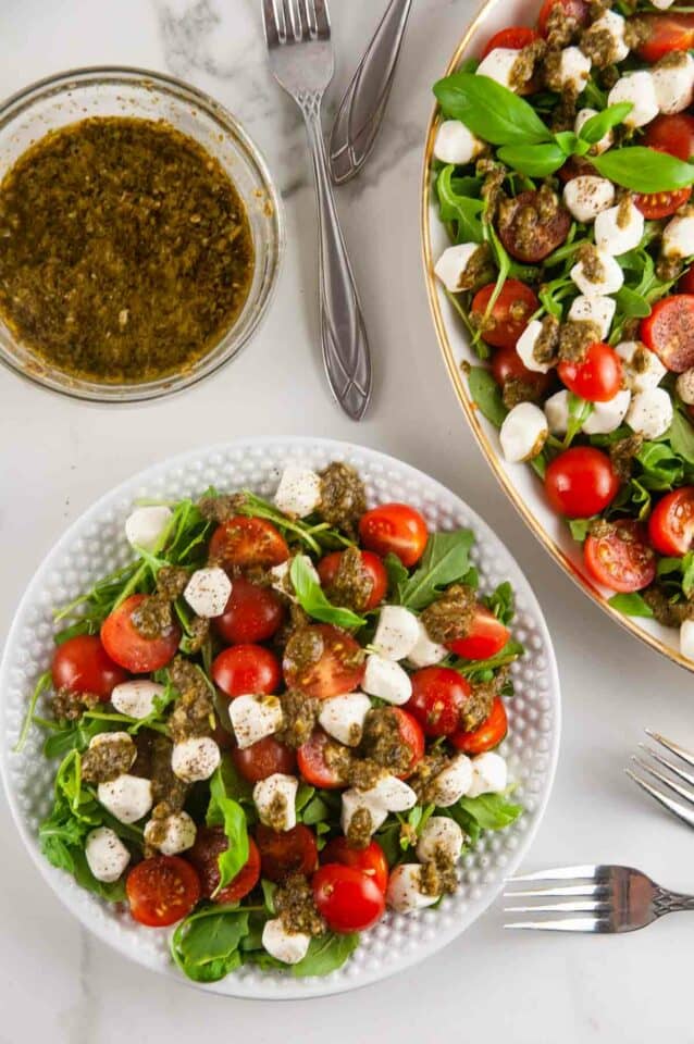 Easy Pesto Caprese Salad (Italian Mozzarella, Tomato, Basil Salad ...