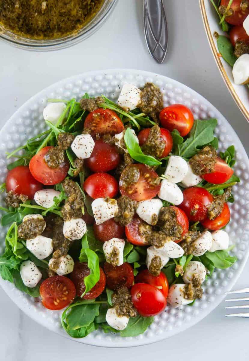 Easy Pesto Caprese Salad (Italian Mozzarella, Tomato, Basil Salad ...