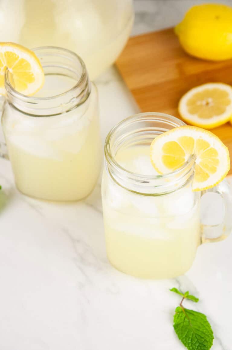 Easy Alcoholic Lemonade Cocktail (Spiked Lemonade) Recipe - Seasoned ...