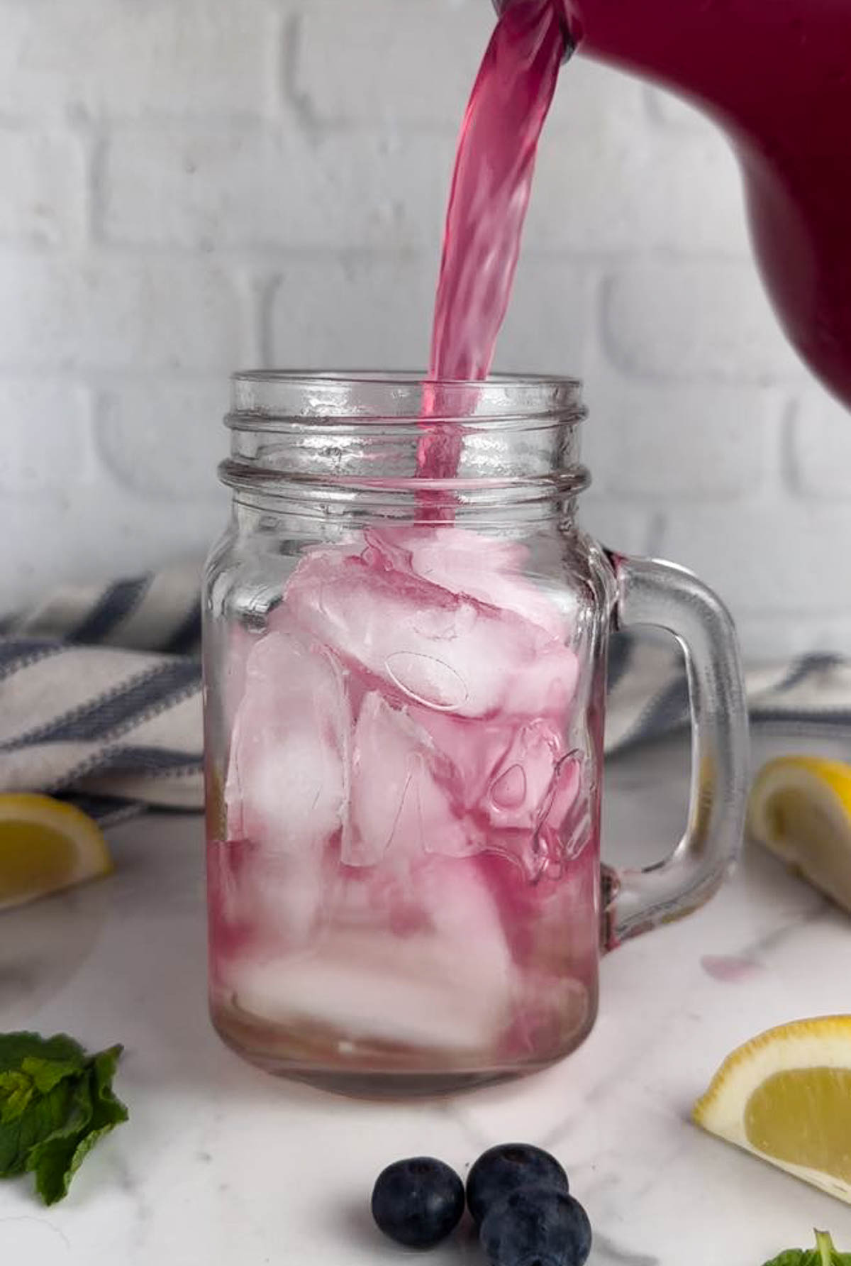 Pour the blueberry lemonade into the glass with ice and alcohol.