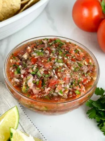 Fresh tomato salsa recipe with chips