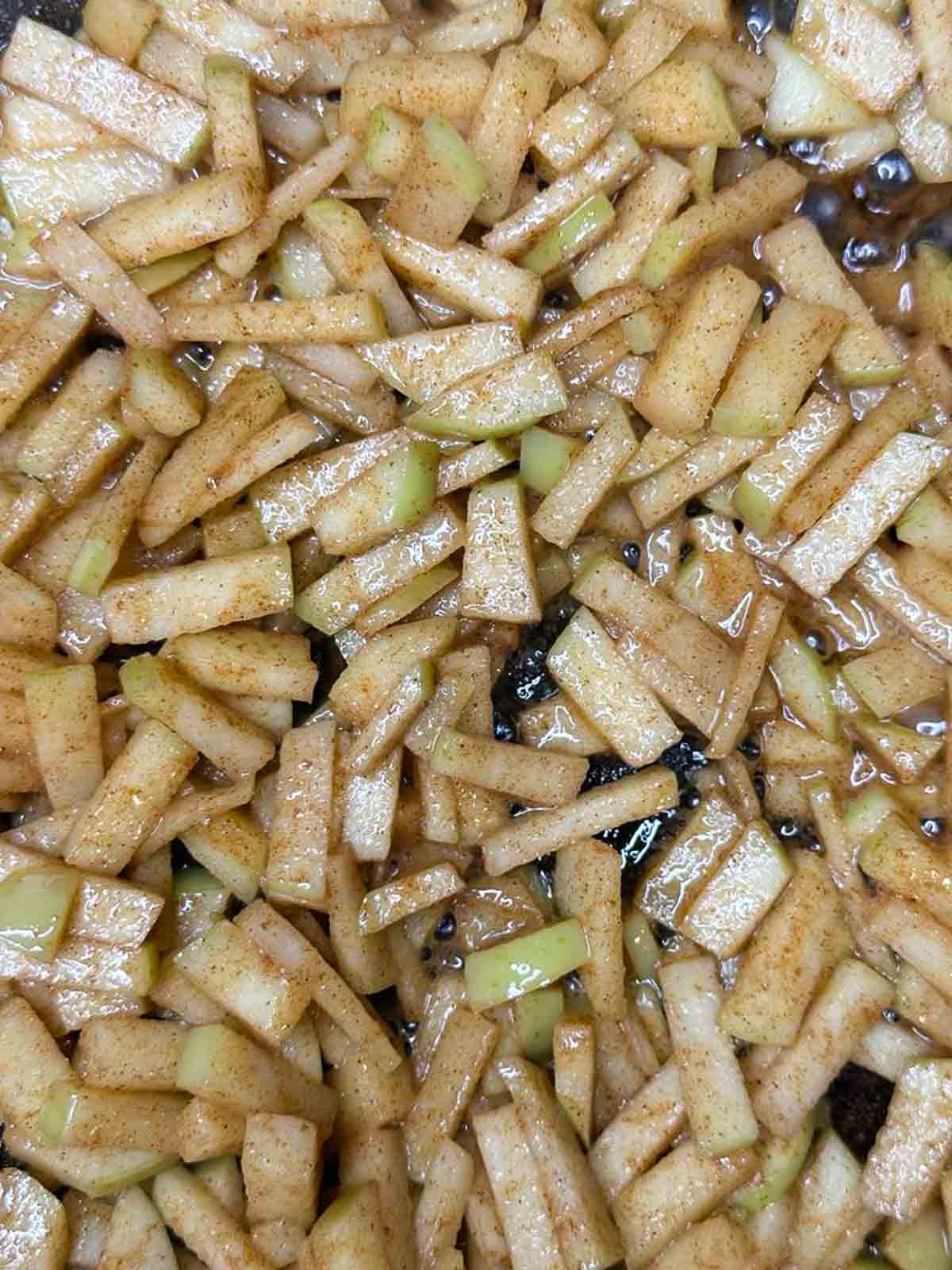 Cook the apples with cinnamon and butter