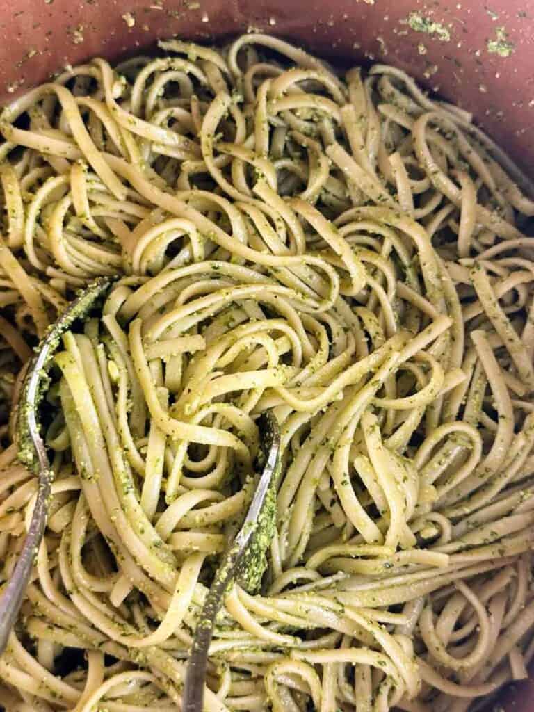 Pasta al pesto in a pot