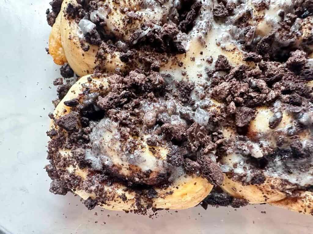 Ready to serve Oreo cinnamon buns.