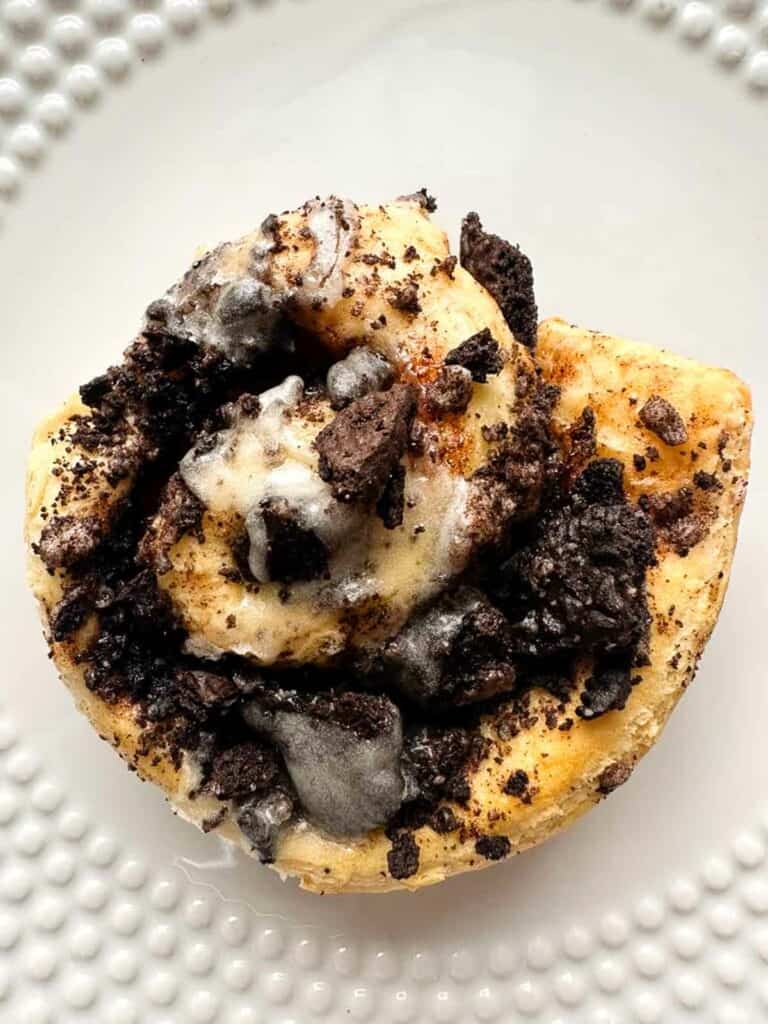 Oreo cinnamon bub on a serving plate.