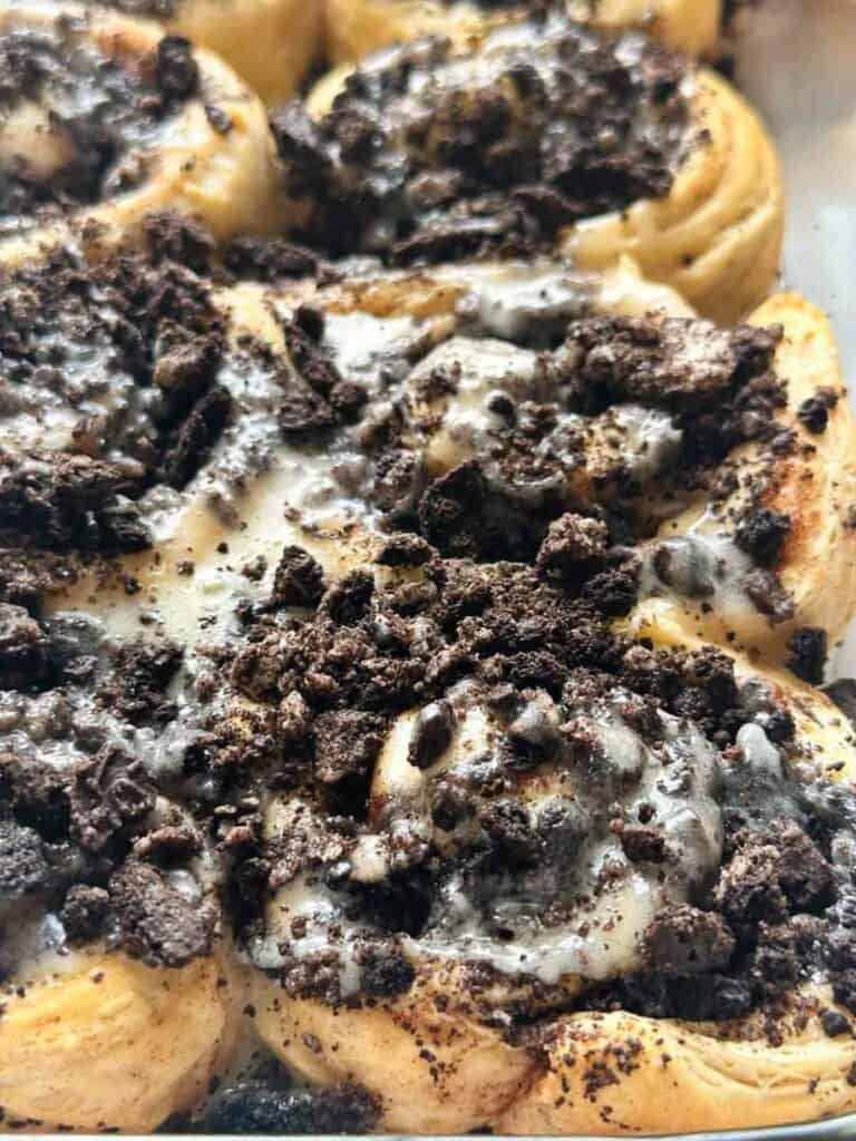 Ready to serve Oreo cinnamon buns.